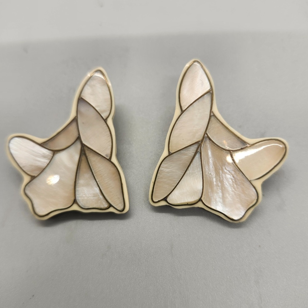 Vintage Leaf Design Mother of Pearl Inlay Pierced Earrings 80s